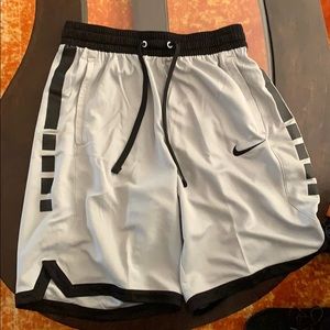 Men’s Nike Eite Basketball Shorts Grey Black M